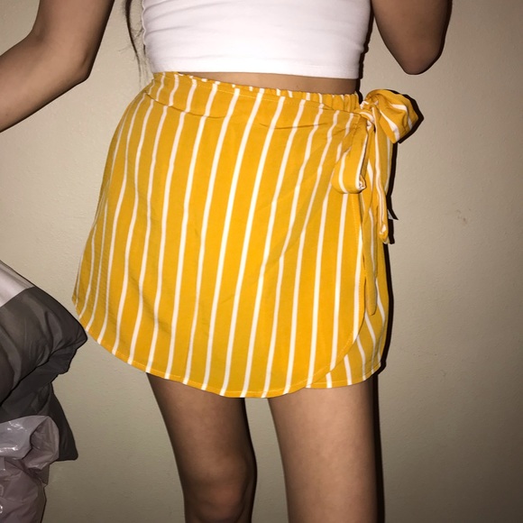 SOLD‼️ Yellow and White Striped Skort - Picture 6 of 8